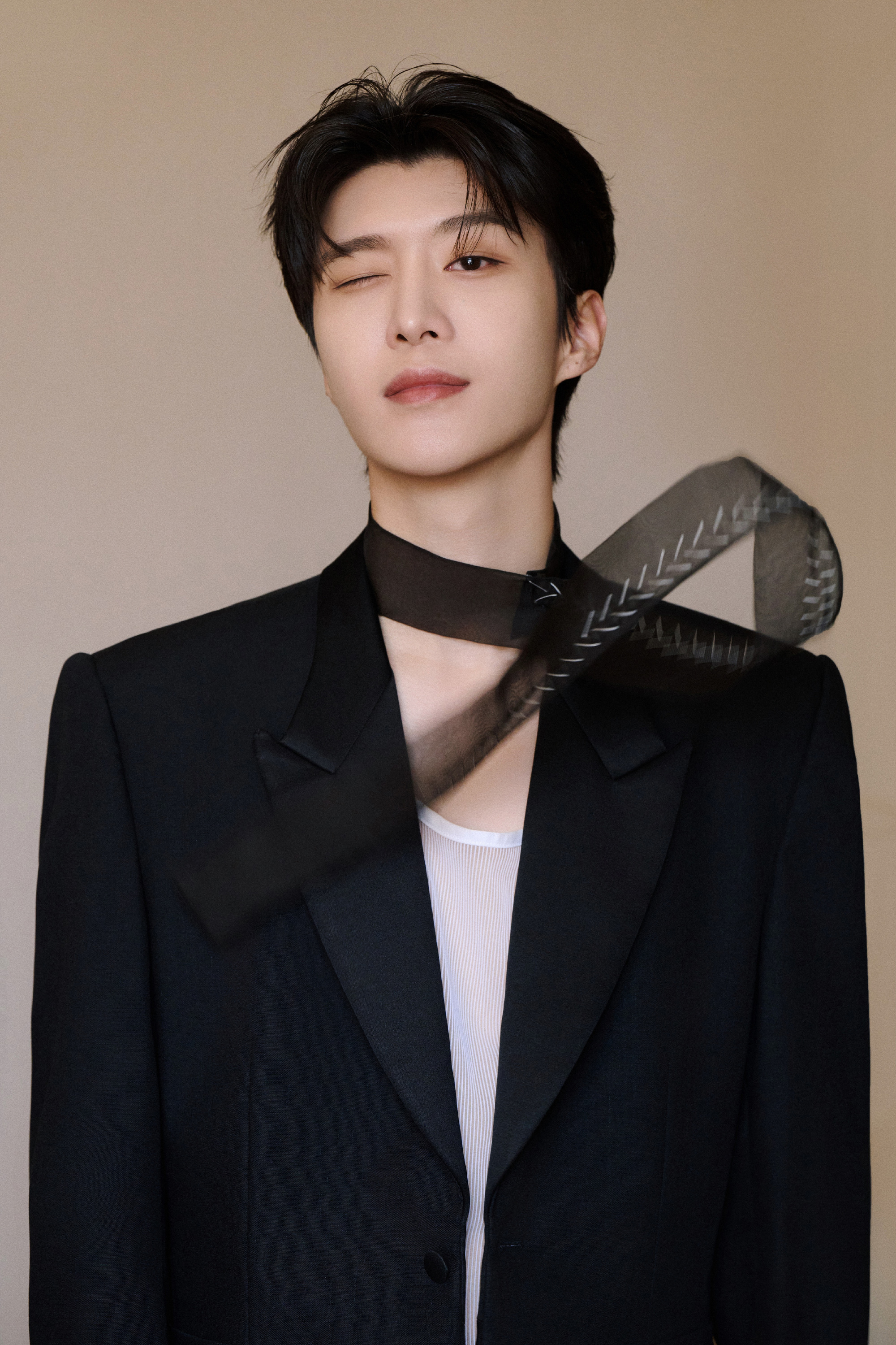 男士如何拥有一套与众不同的商务形象照?跟显眼包范丞丞学起来