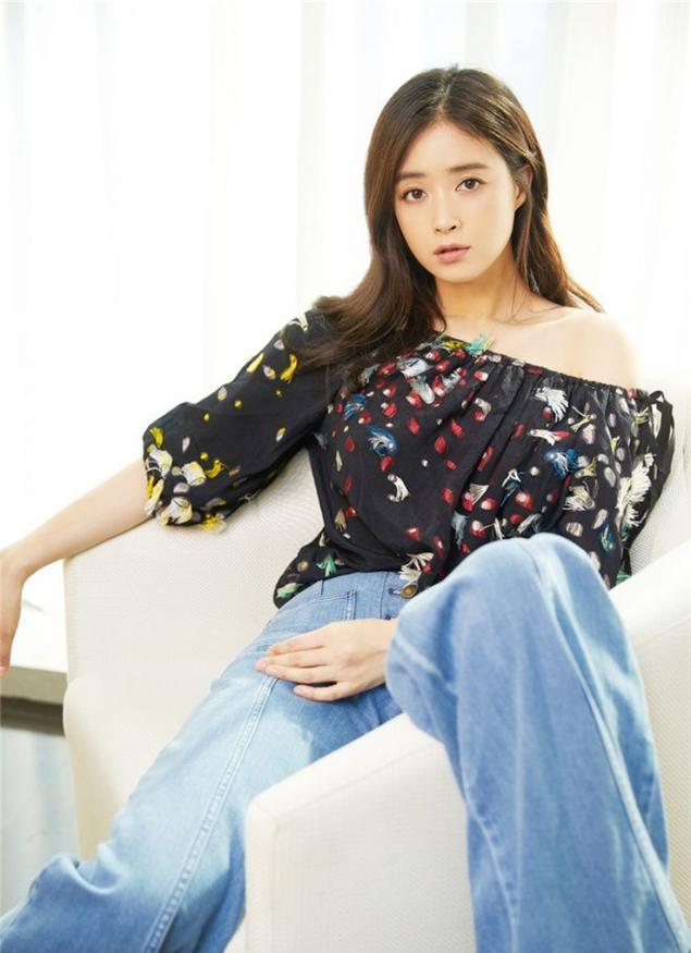 女生身材微胖,不穿宽松的衣服也显瘦迷人,看蒋欣的穿搭就知道了