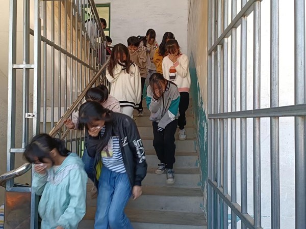 渣江镇盐田中学举行消防安全疏散演练