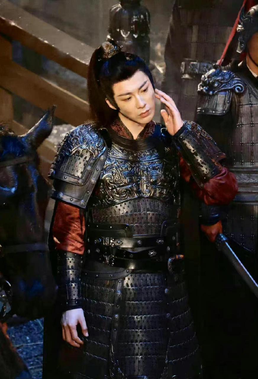 刘宇宁的古装照还是很帅的,氛围感满满的.