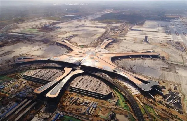 大兴国际机场外观就像一只巨大的海星,展现了科技与艺术相结合