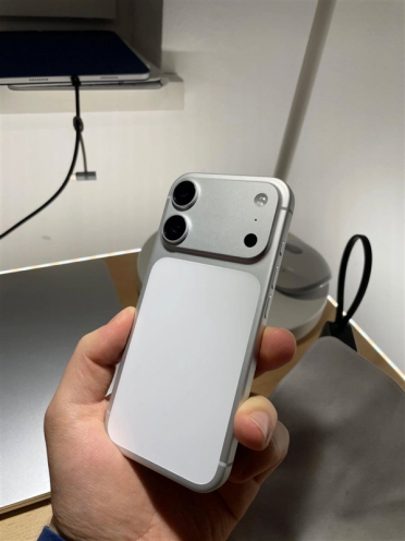 iPhone 18标准版外观出炉：横向大矩阵模组 神似双摄版17 Pro