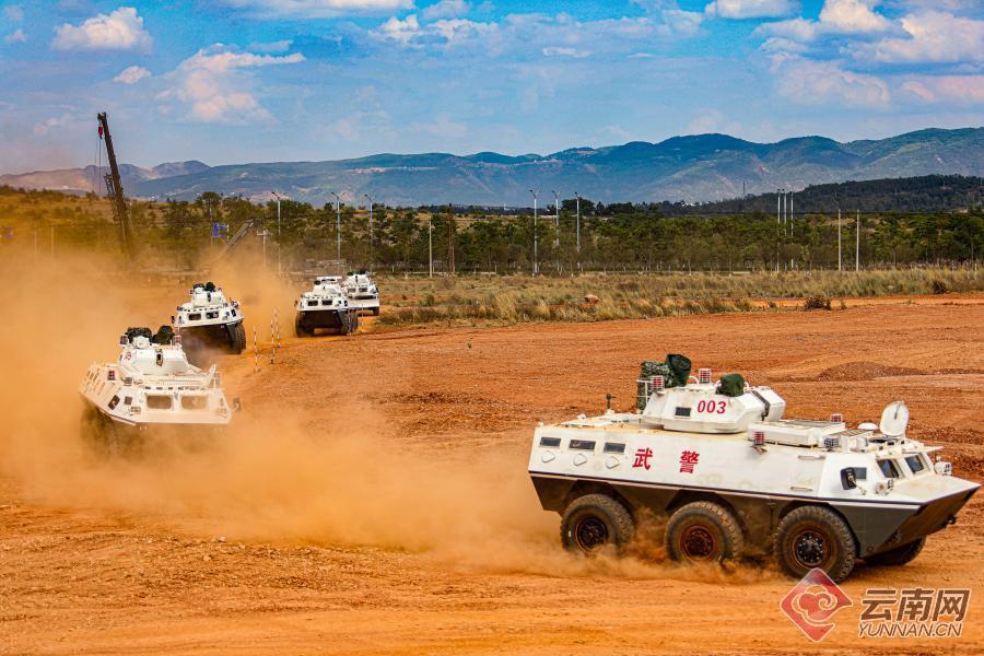「组图」铁甲出击 山地攻防 武警云南总队机动某支队装甲车山地进攻