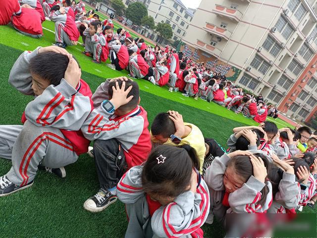 增强防灾减灾知识岳阳东城小学开展疏散演练活动