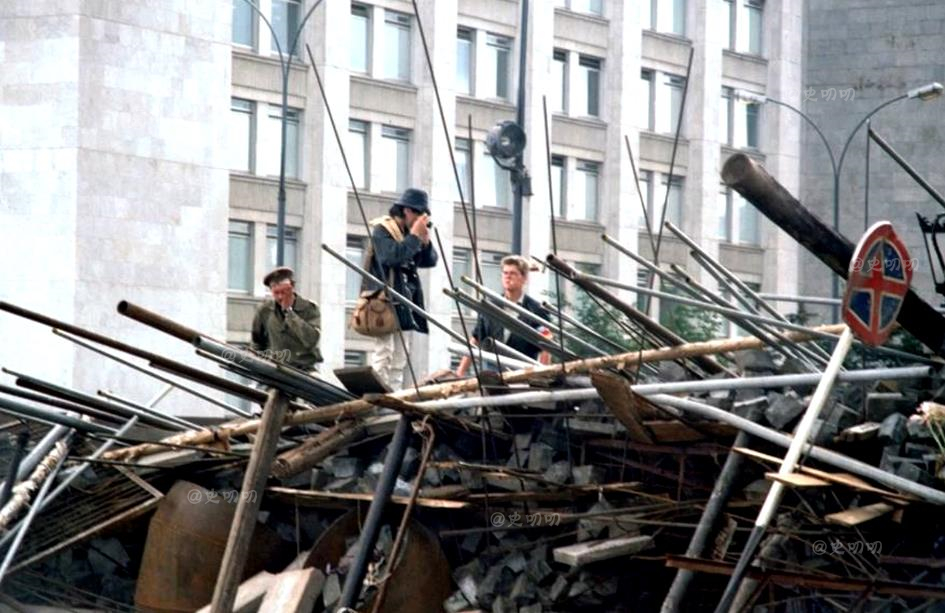 老照片里的苏联解体:工人拆除列宁雕像,老奶奶伤心痛哭