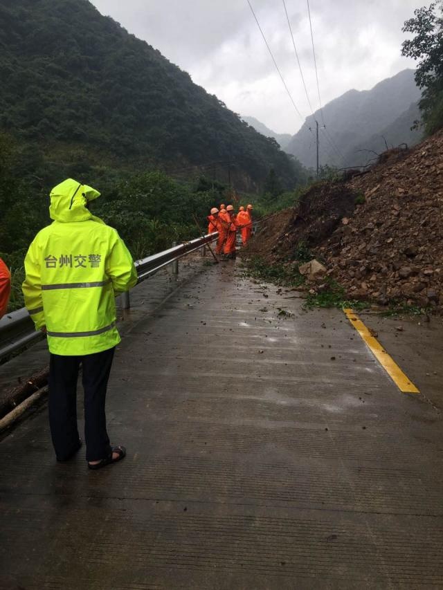 凌晨,宁溪牌门村路段山体塌方,往永嘉方向公路中断(抢通中)