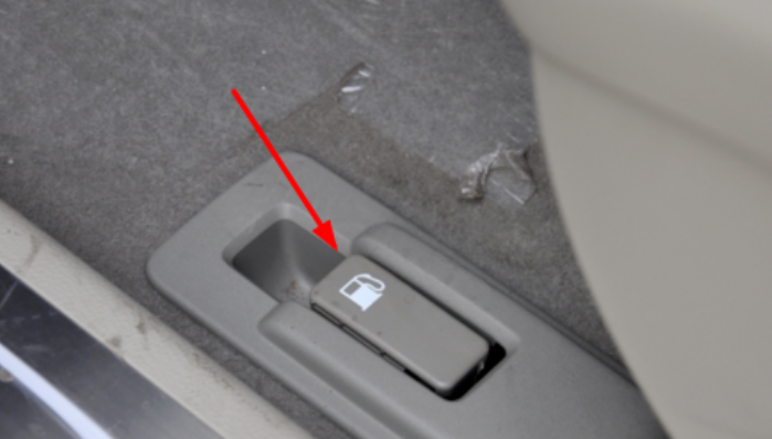 09款奥迪a6l油箱按钮在哪