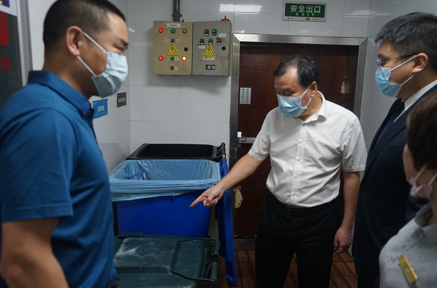 郑一平在一线调研各地垃圾分类工作