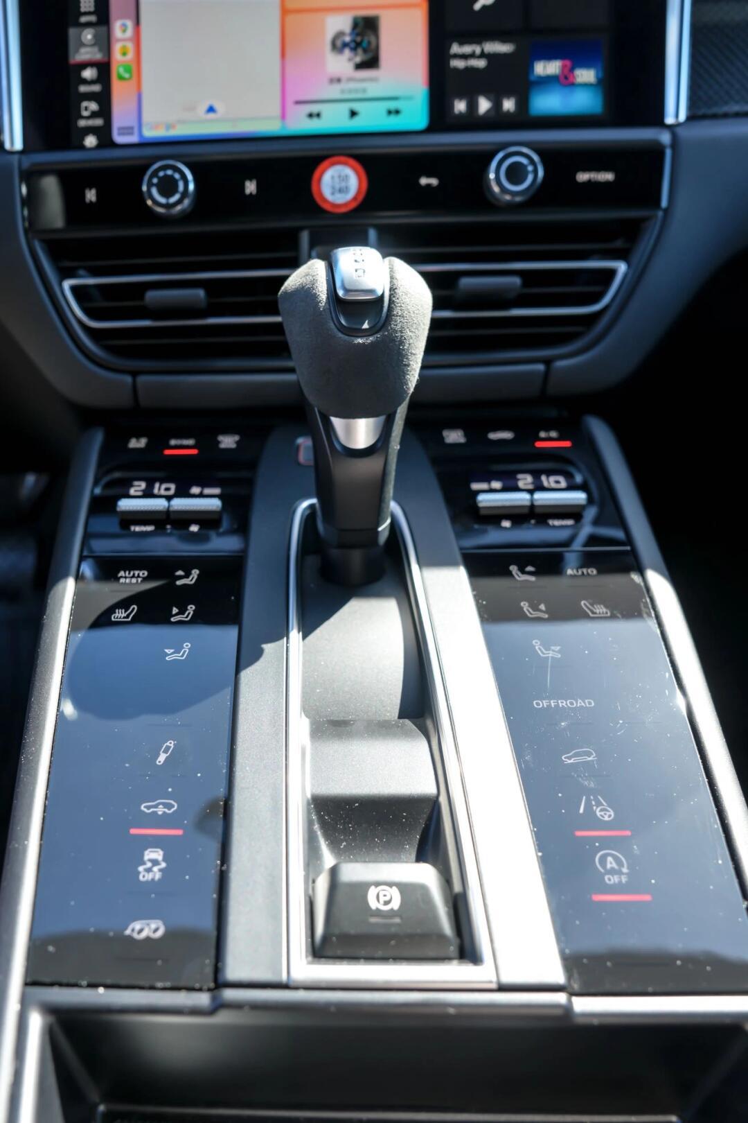 保时捷macan无线充电在什么位置