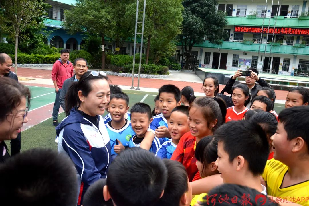 前女足国脚韦海英到河池指导球娃:"认真读书,好好踢球!