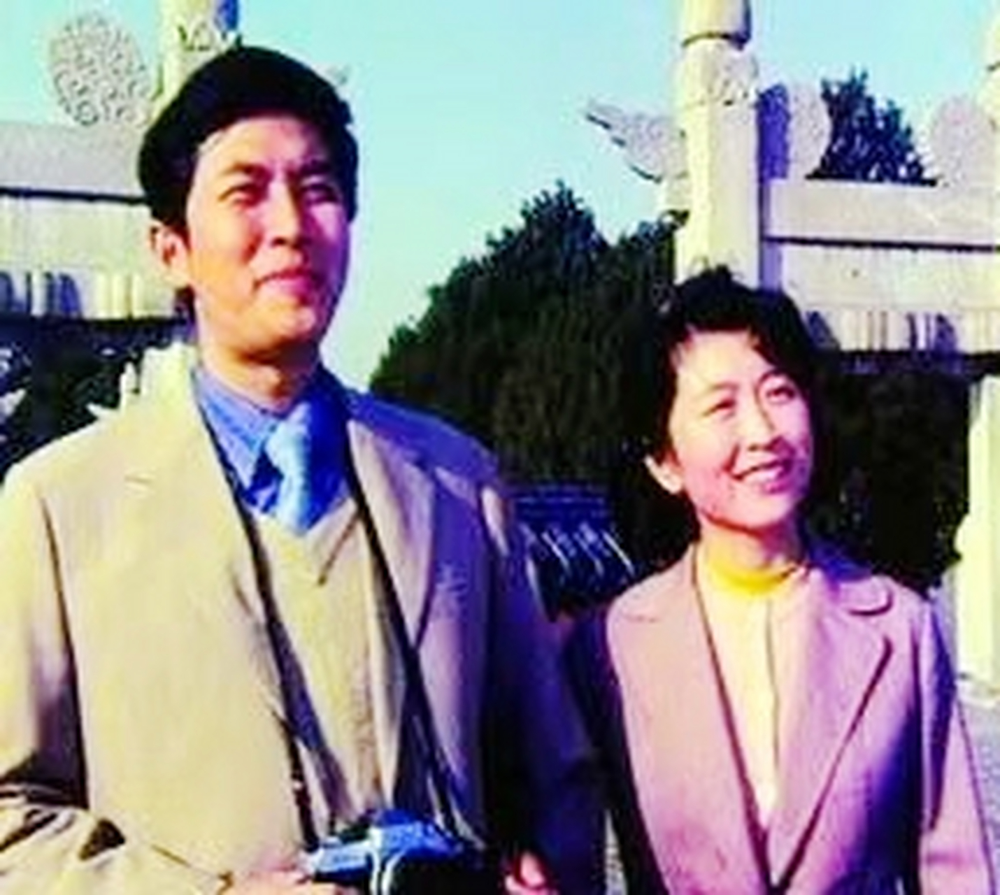 80年代,年少的唐国强抱着女儿和妻子孙涛一起旅行.