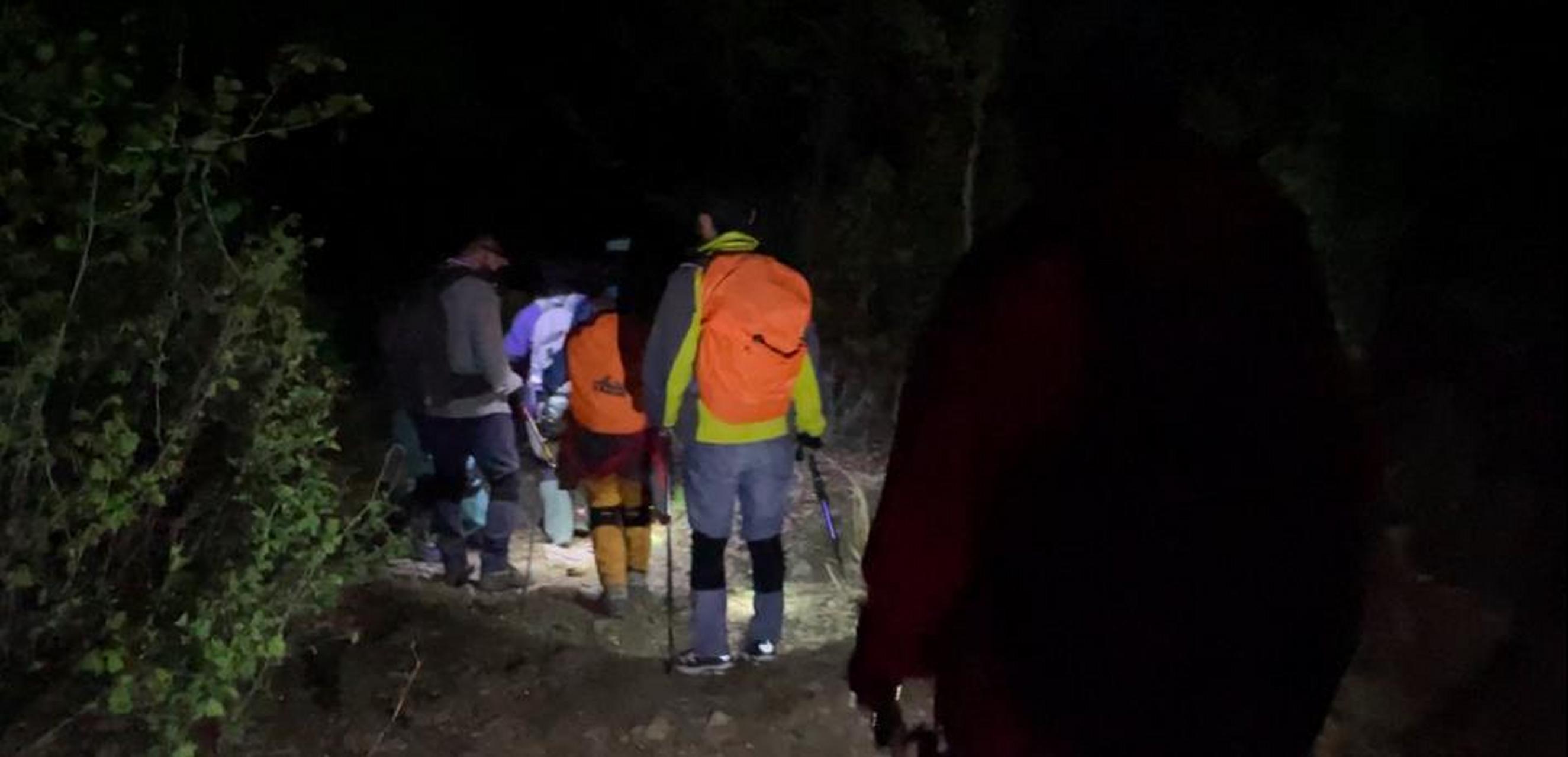 北京日报客户端 | 实习记者 张佳琪 "仔细看!山顶附近有一排亮光!