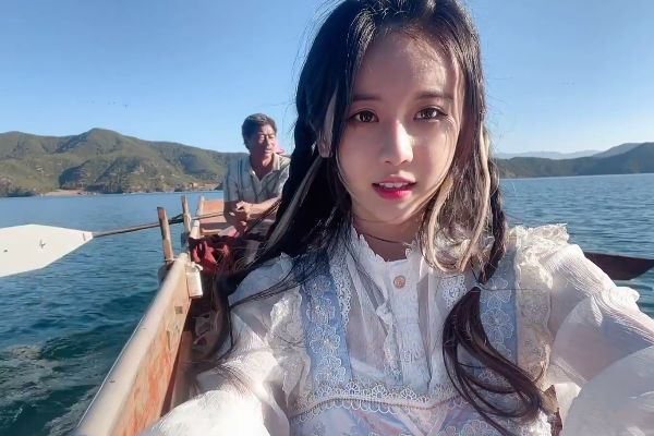 杨清柠晒外出旅游照,穿洛丽塔变身小可爱,视频出镜颜值太能打!