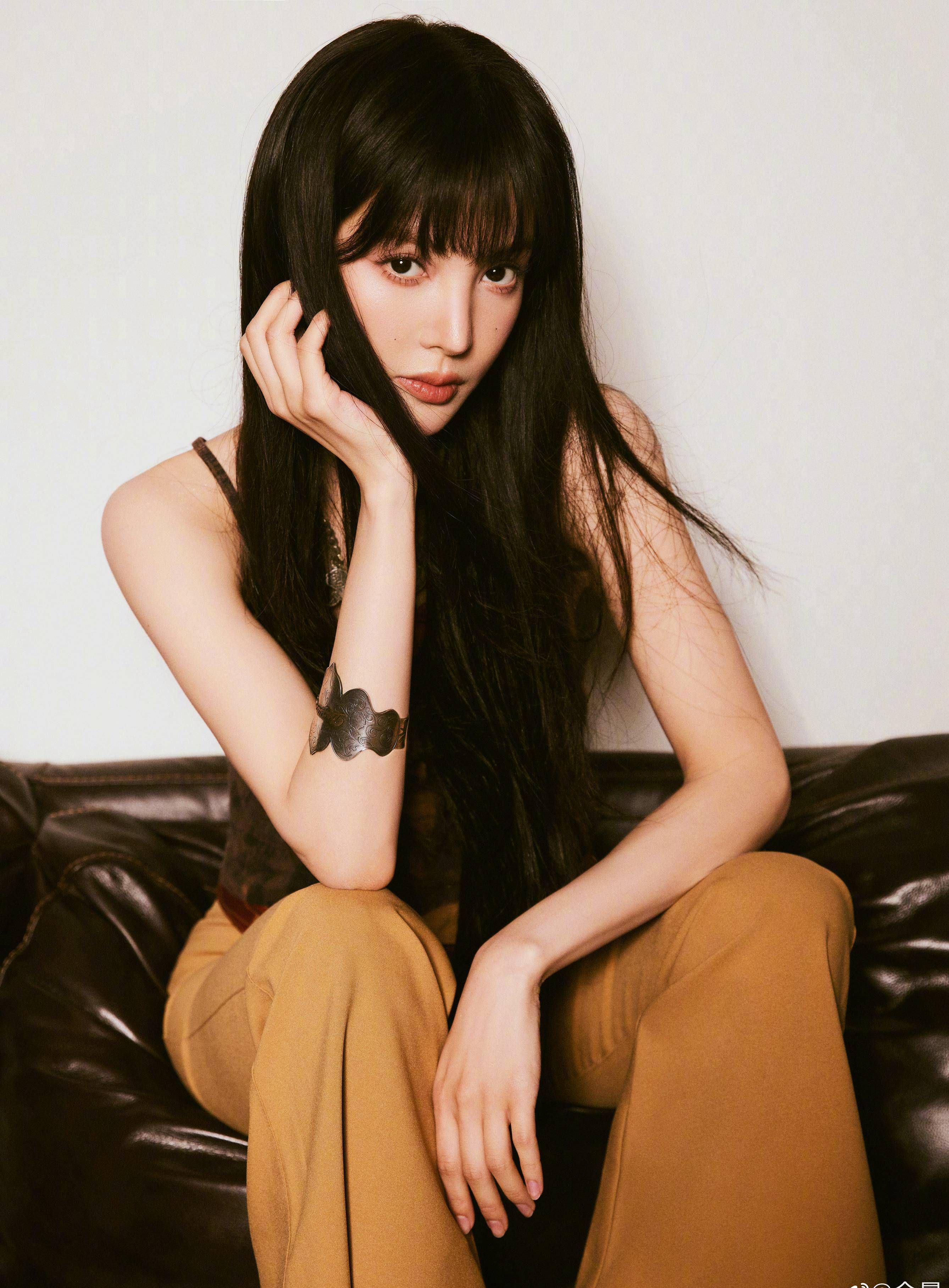 金晨长发飘飘优雅时尚写真