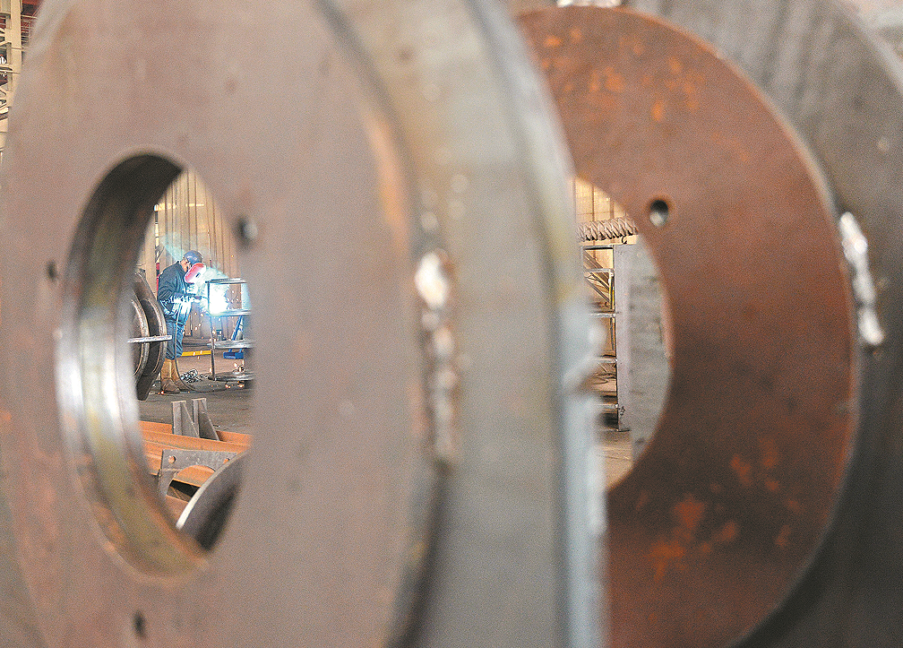 秦皇岛天业通联重工科技有限公司工人在生产车间焊接产品。 图片