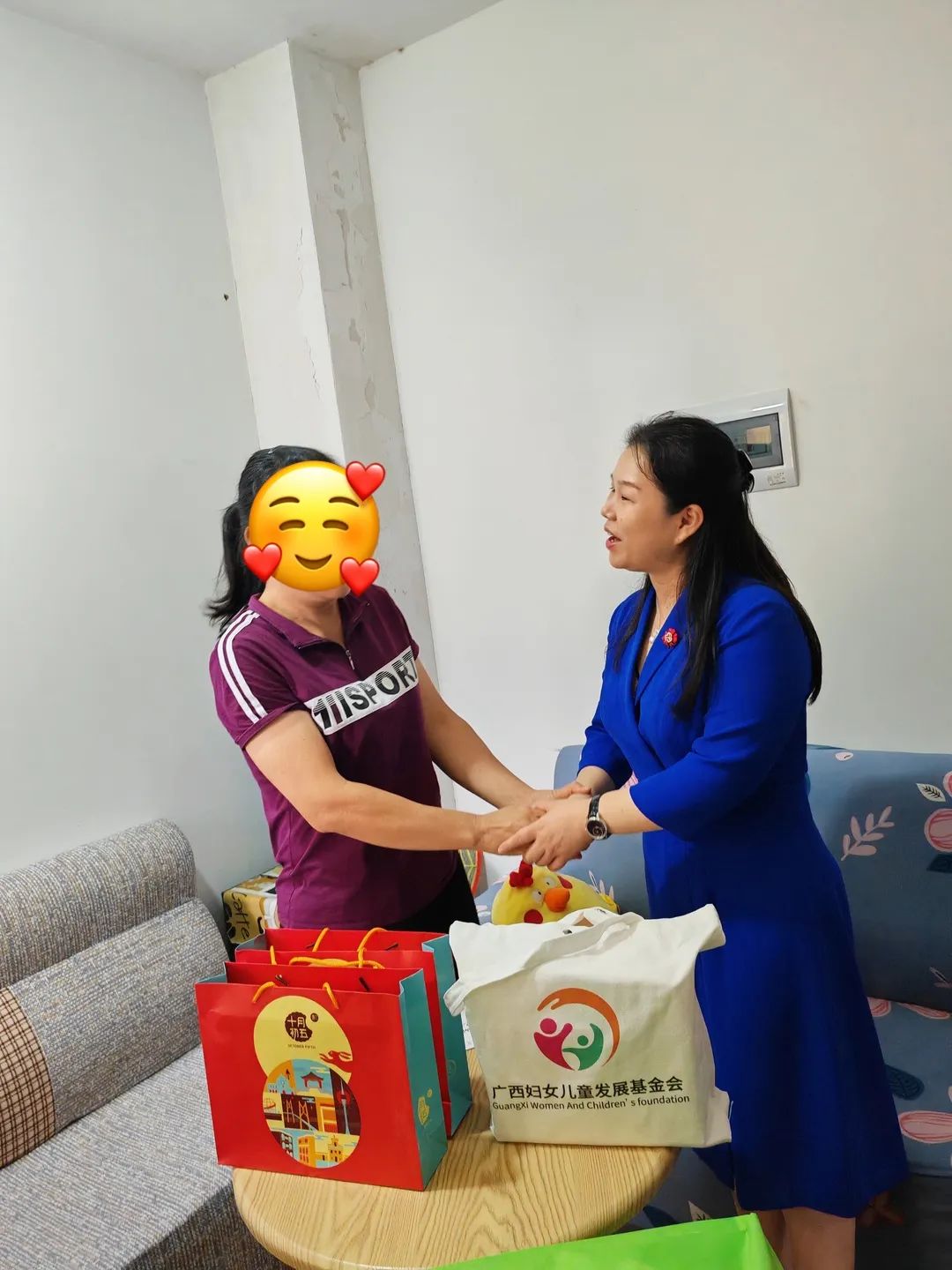 自治区妇联到兴宁区慰问低收入两癌患病妇女