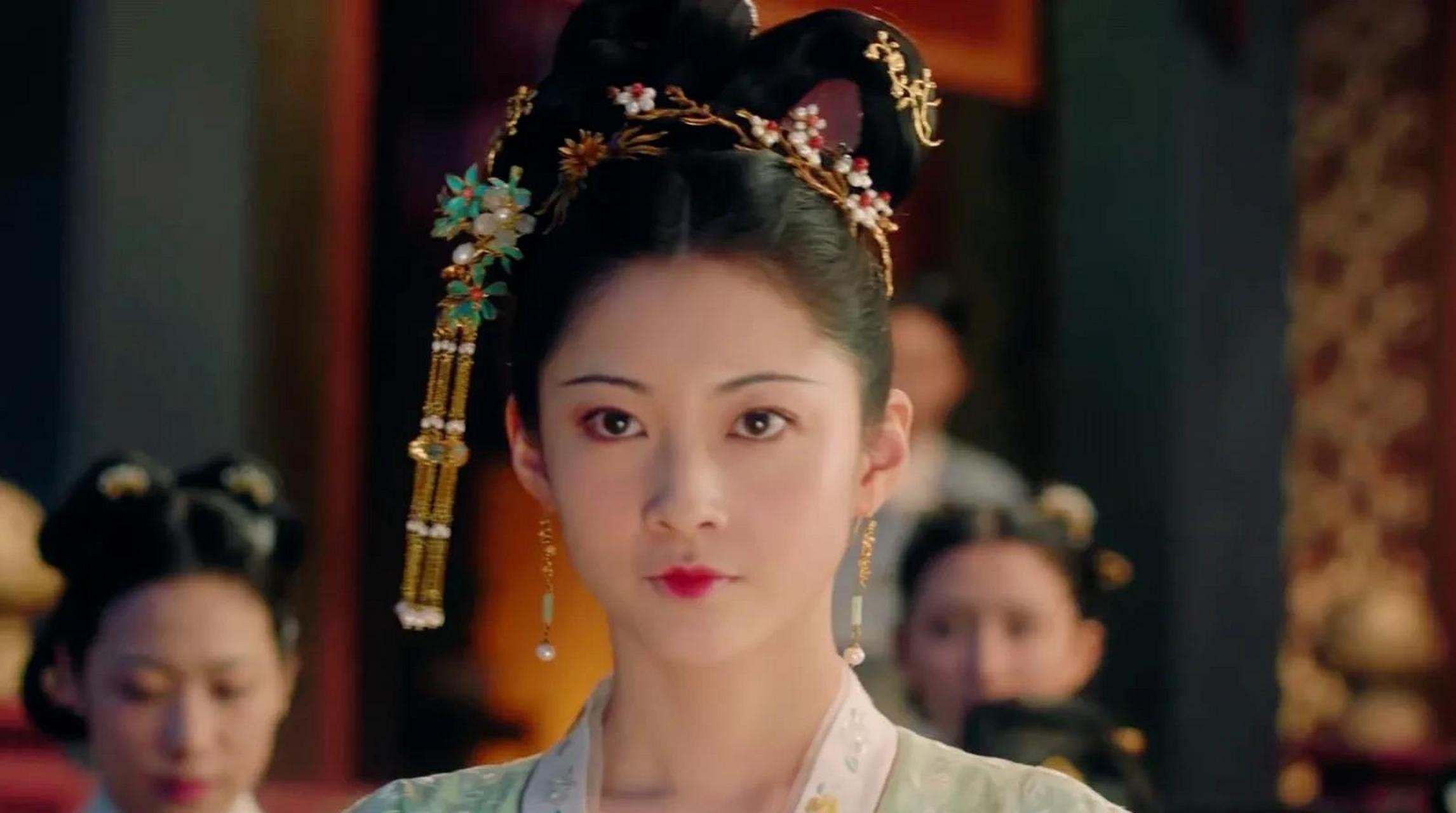 被《大宋宫词》里的潘玉姝美到了,杏眼秀鼻樱桃小嘴,乍一看还有点像