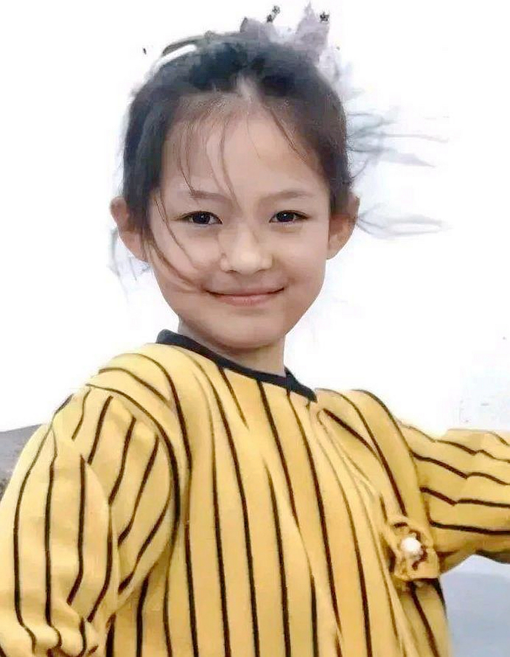 章子怡小时候美丽清纯,从小就是美人.