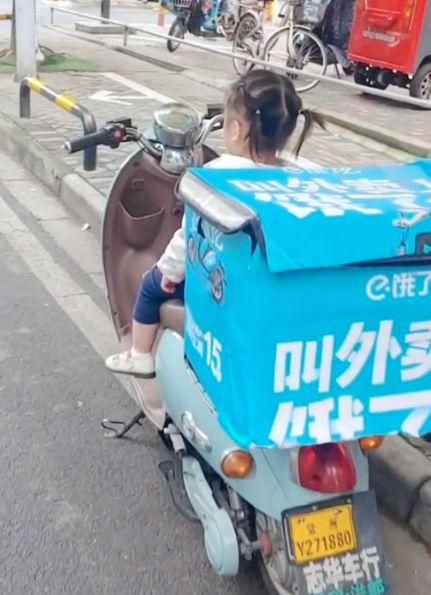 亲情教育:陪爸爸送外卖的小宝宝,让人一眼萌化,今天怎样了