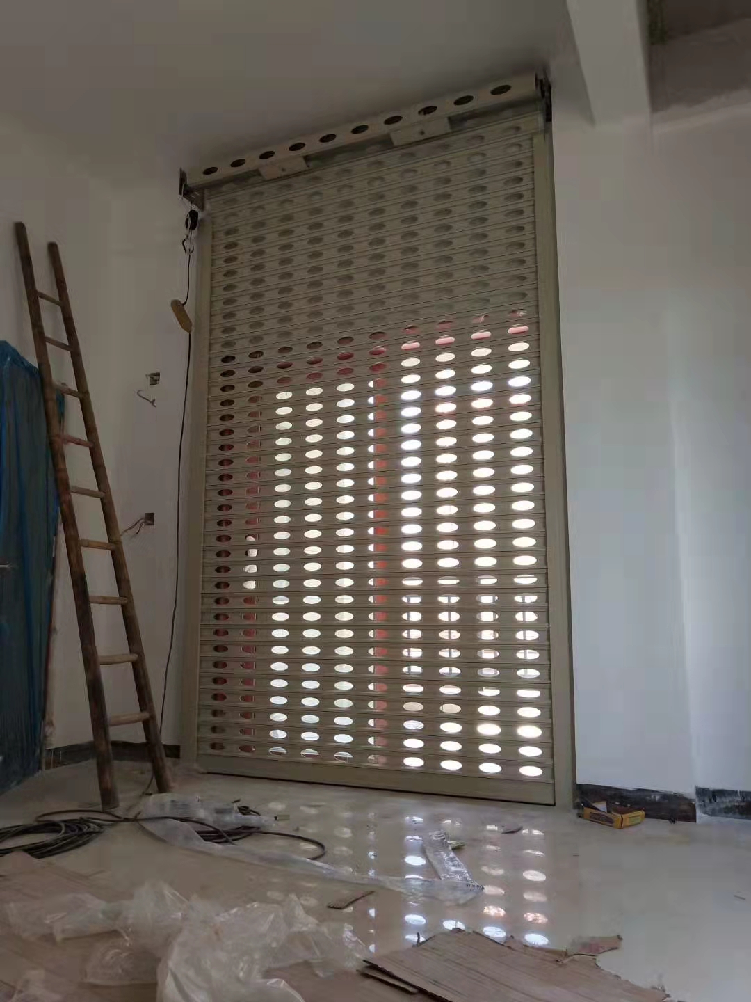 思宏卷闸-双层铝冲孔卷帘门