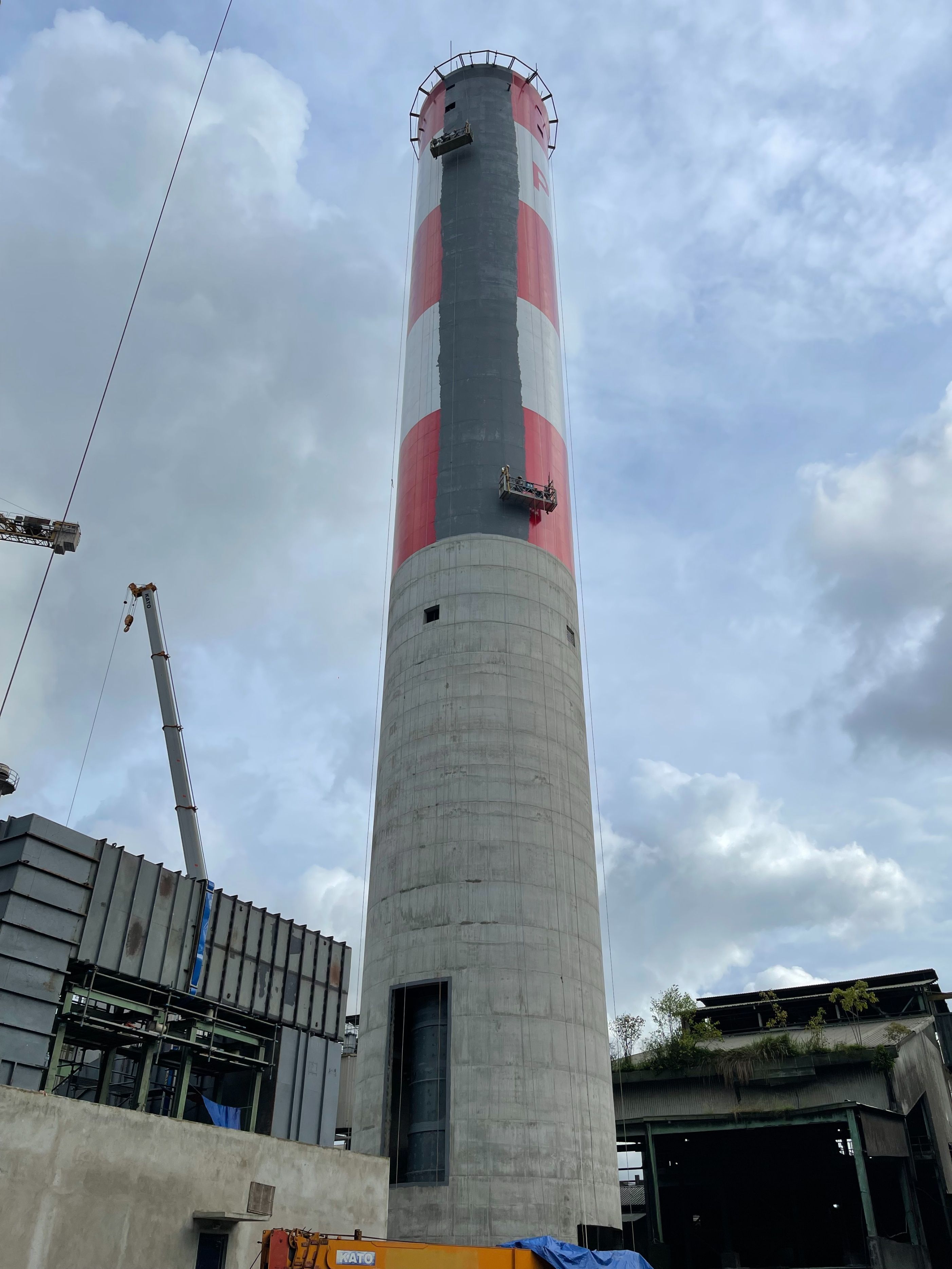 新建120米混凝土烟囱的内筒适合用玻璃钢还是碳钢烟囱?