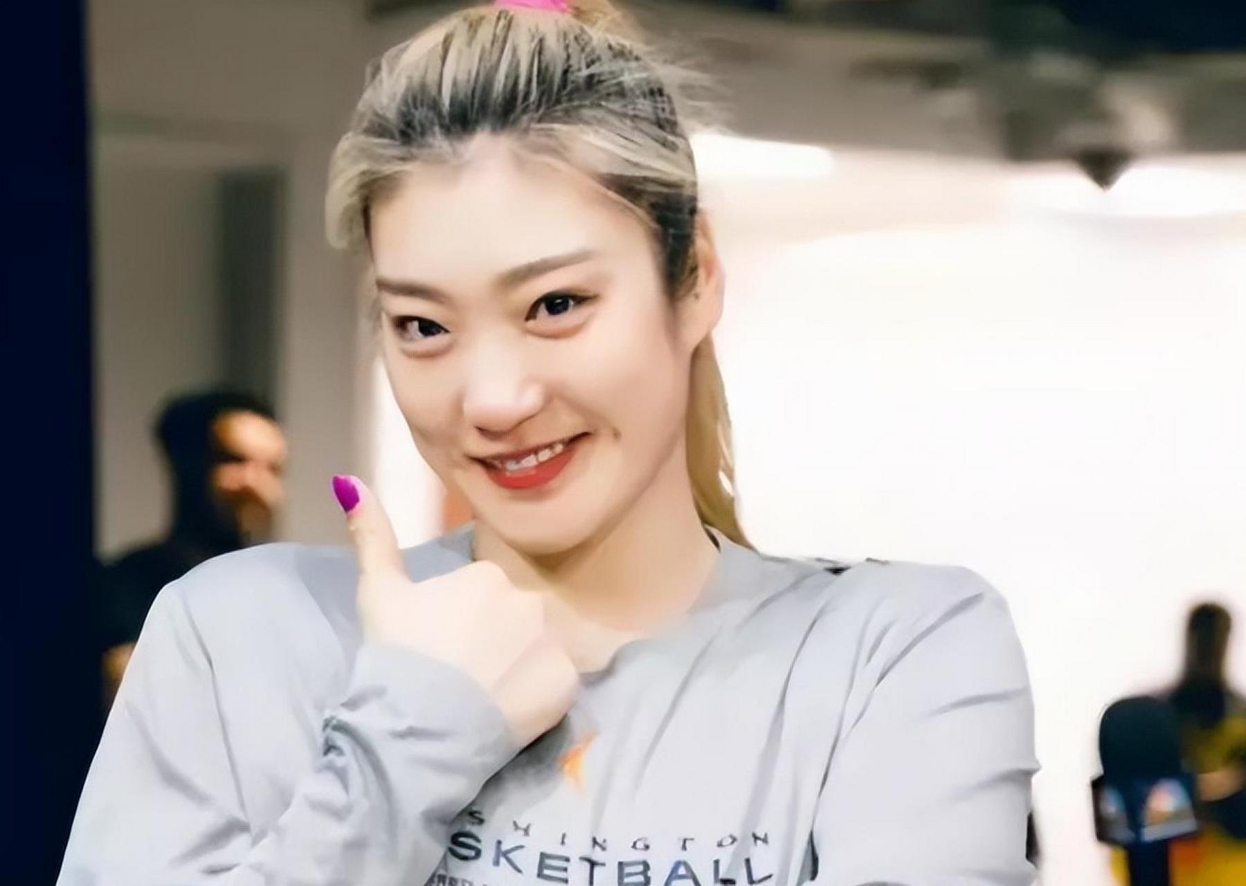 李梦露大腿吸引目光?