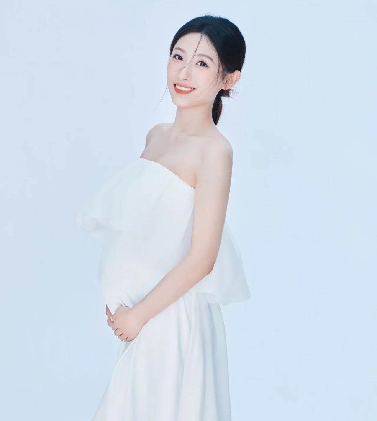 央视知名美女姐妹花孙雨朦晒孕照,哈佛毕业才貌出众,闪婚闪孕