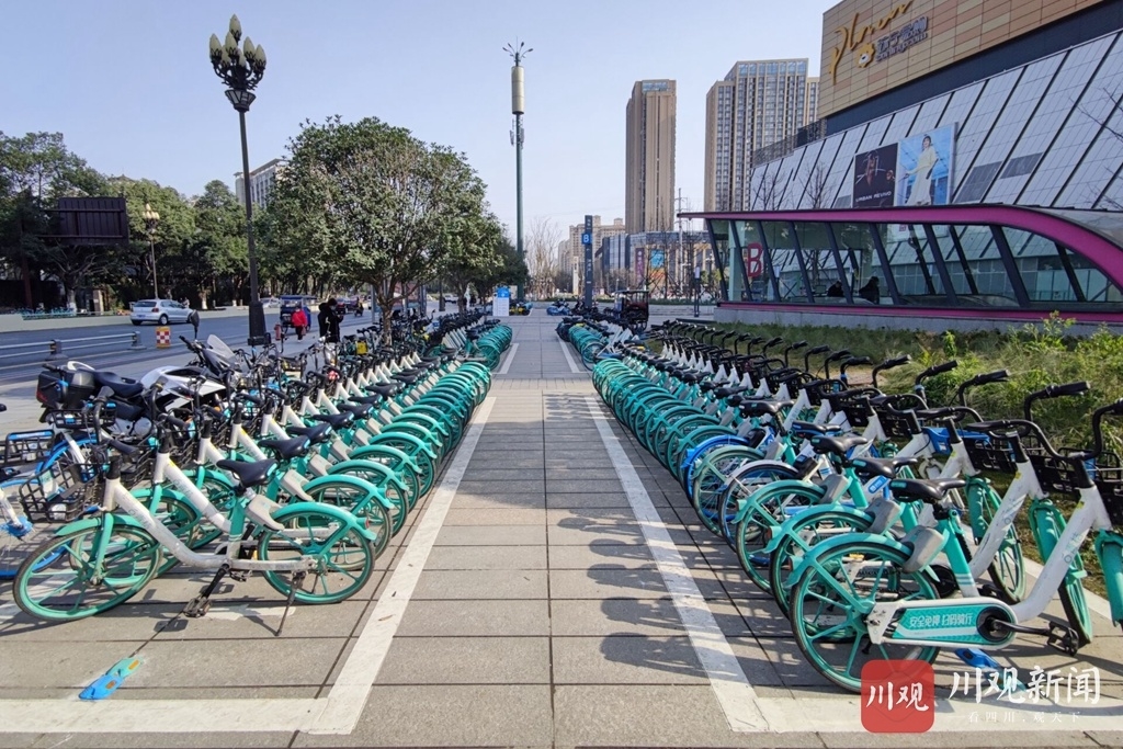 视频︱成都首批"蓝牙道钉"上岗 共享单车停放有了好规范