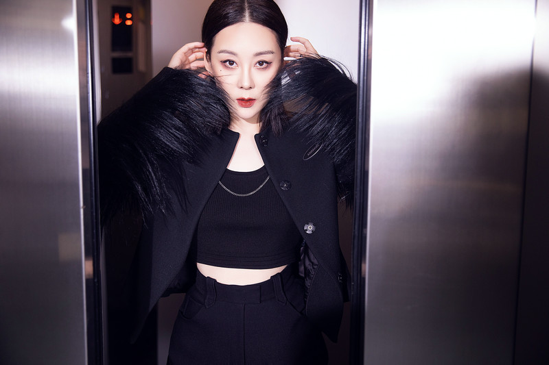 演员魏辰妃最新写真释出 黑西装低马尾时尚造型清爽酷飒