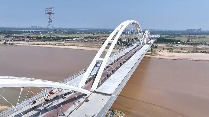 桥面钢筋混凝土铺装冲刺 济南黄河齐鲁大桥展露新颜