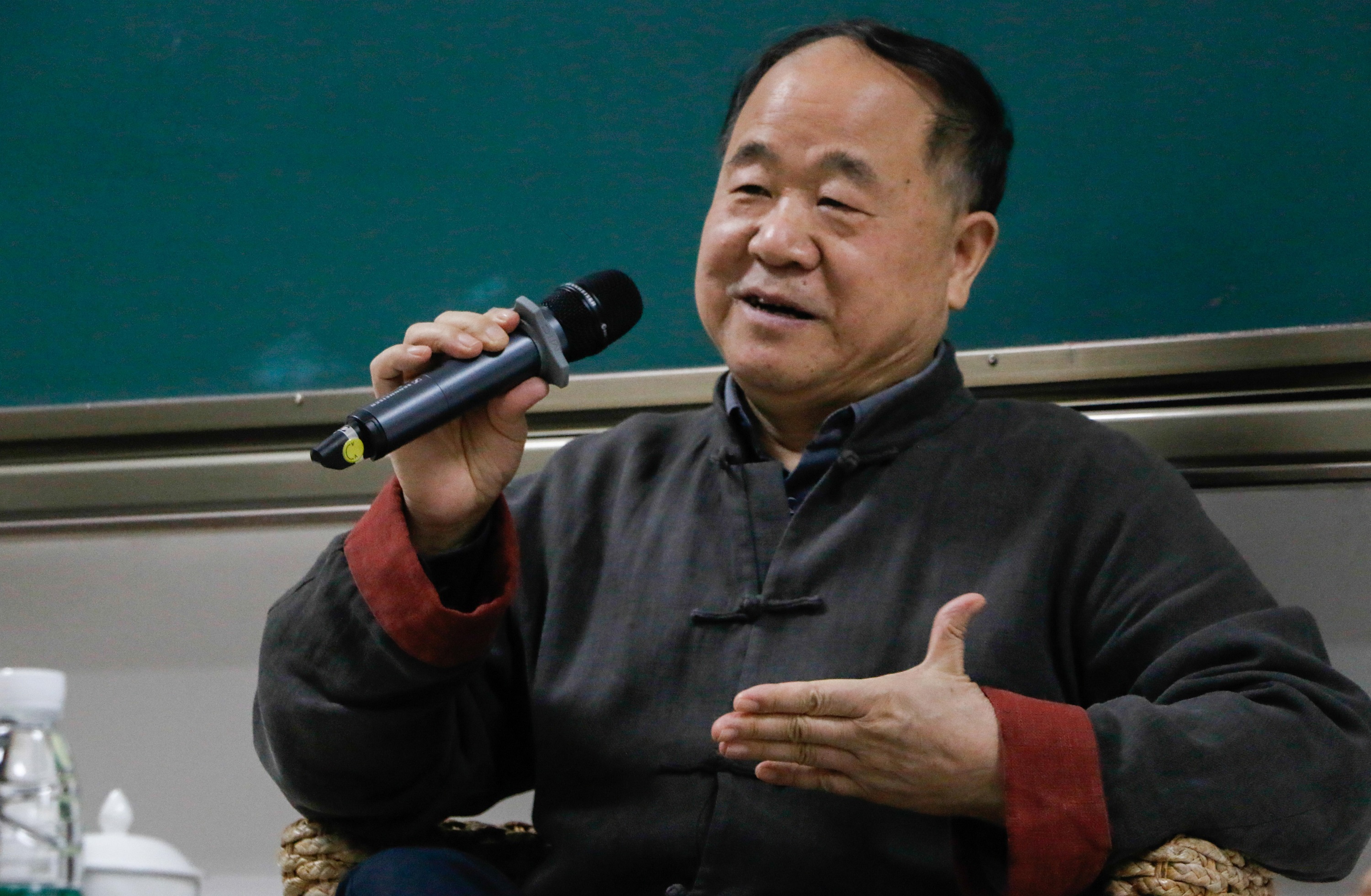 看过《红高粱》后,人们痛骂莫言是"叛徒",书中究竟写了什么竟能引起