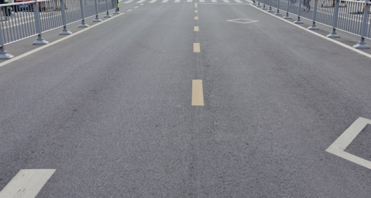 无中心线道路行驶速度
