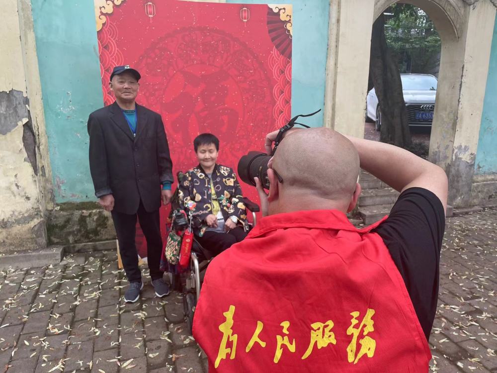 敬老院里来了一群年轻志愿者 北碚区东阳街道启动"爱·暮年"关爱老人