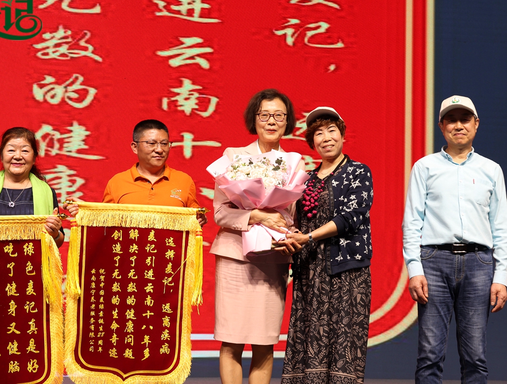 深耕麦绿素30年,徐新月年过70仍在传承不老神话,为青岛麦粉美颜