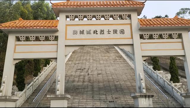 清明前夕 到防城城北烈士陵园上香 致敬我们最敬爱的人