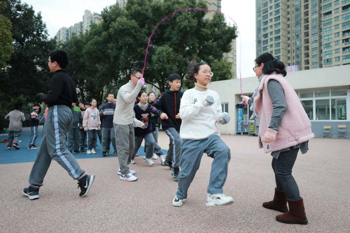 每到练习跳长绳