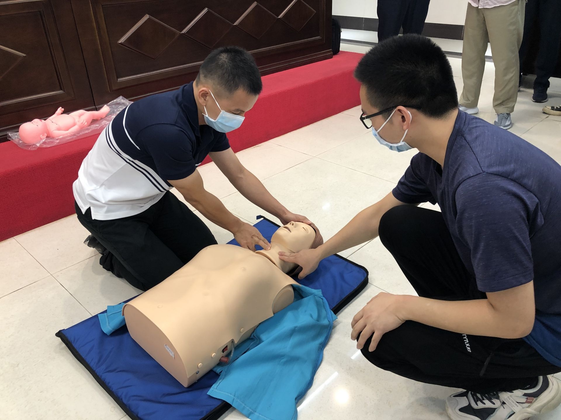 市应急管理局干部职工现场学习心肺复苏.