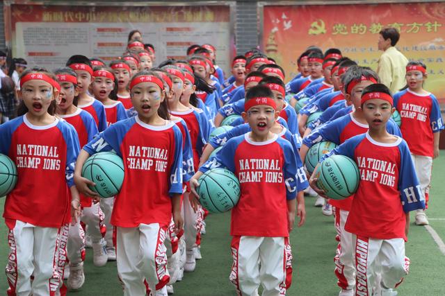 临渭区小寨小学举行队列队形暨花样篮球操比赛