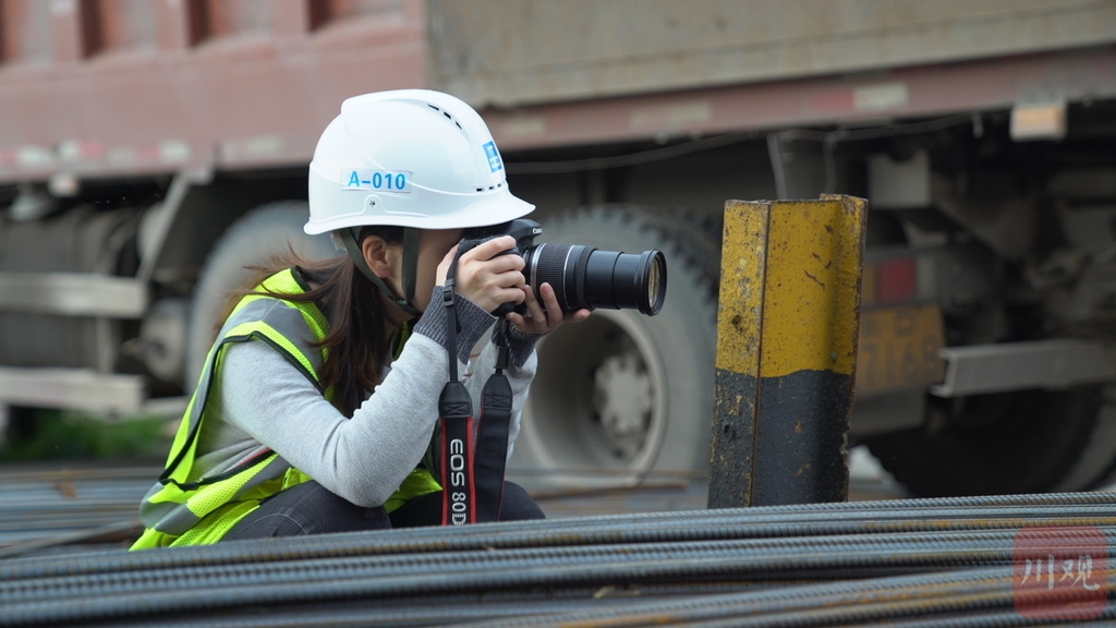 微纪录︱"蓉漂"的而立之年③:用照片感受生活的"工地女汉子"