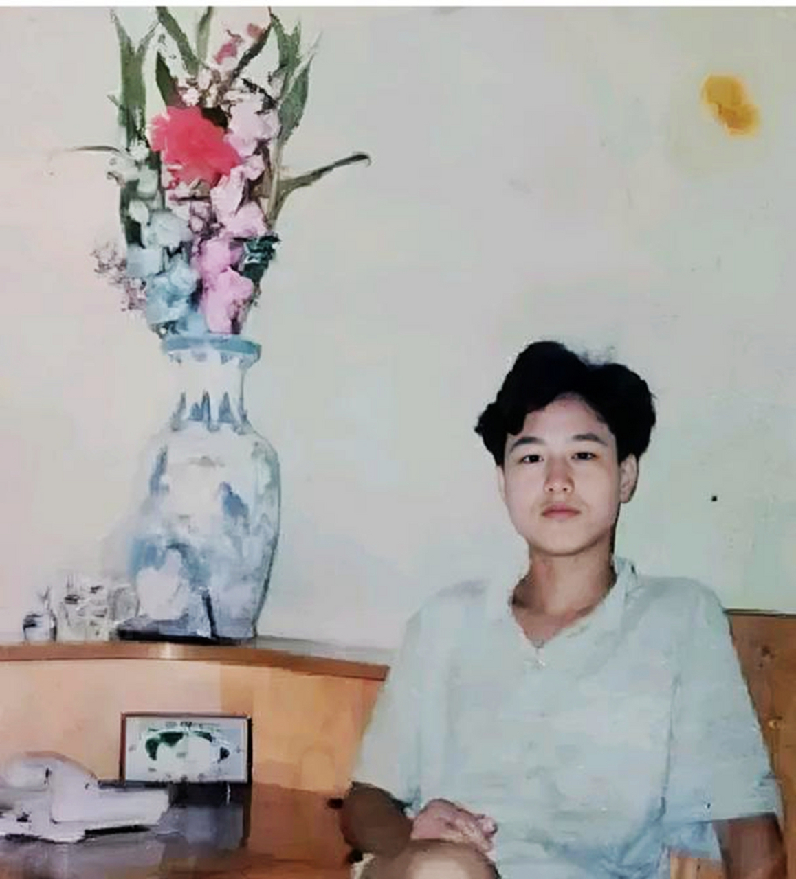 90年代,张颂文年轻时拍过照片.照片中的他年轻帅气,还有些文艺范儿.