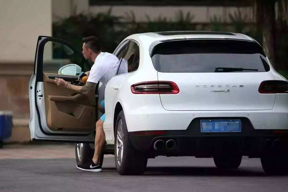 广州队限薪迎来大抗议,国脚愤怒斥责:别墅都保养不起怎么踢球