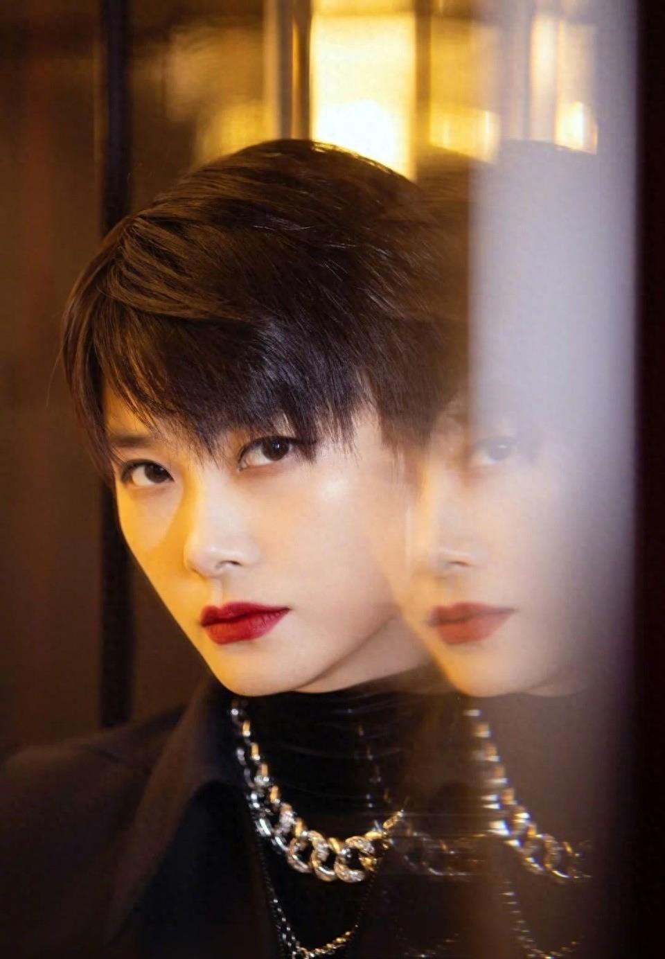 李宇春又一次形象崩塌,从顶流到"抢c位",娱乐圈对她不再容忍