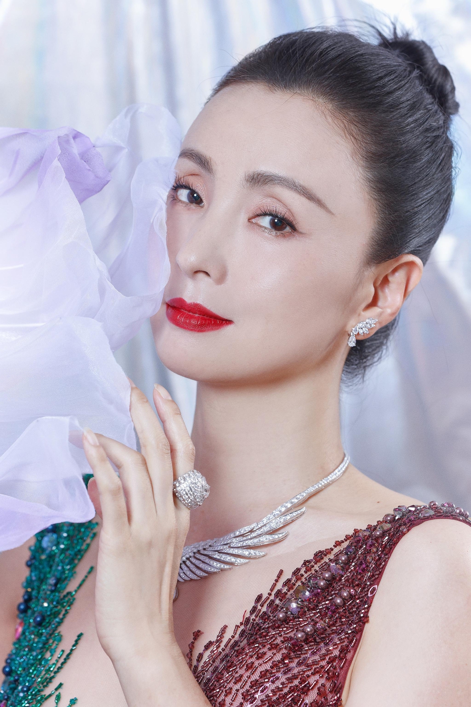 陶虹穿深v拼接紫纱裙 妆容精致气质优雅