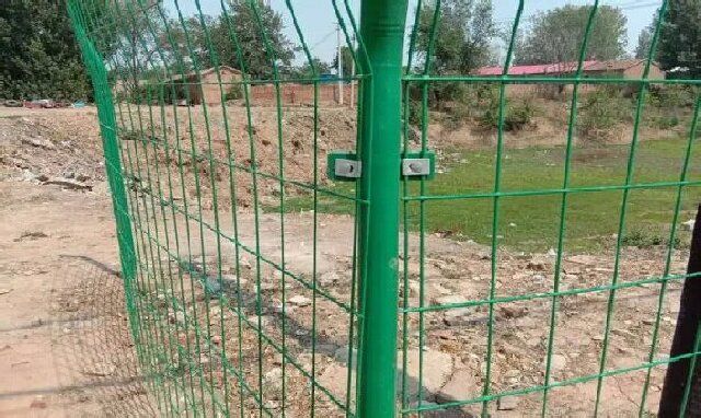 环保绿色铁丝网护栏:给社会带来和谐的屏障