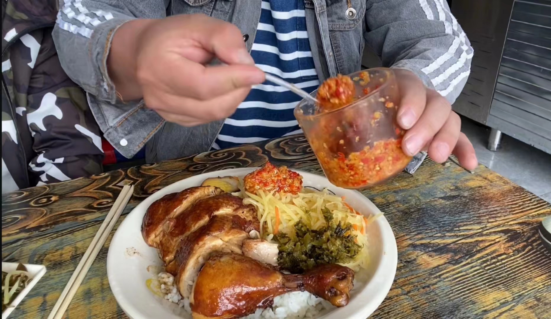 大连猪脚饭,嘎嘎香一份不够吃,再加一份鸡腿,就是造