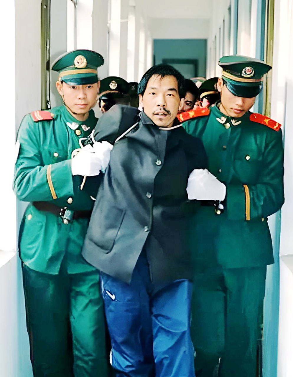 摄于1999年 谈到正在等待死刑重审的前女友,劳荣枝在守夜时说: 法子英