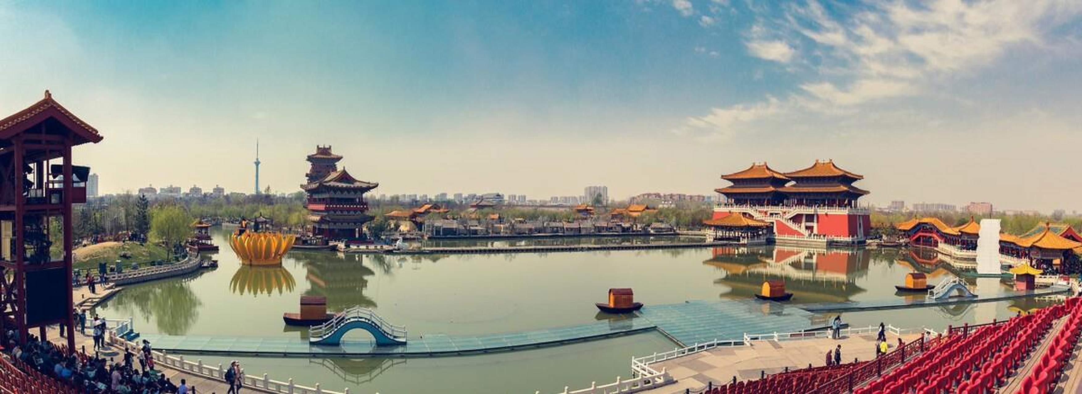 位于开封市中心的清明上河园,到处都是古朴典雅的建筑和精致的景点.