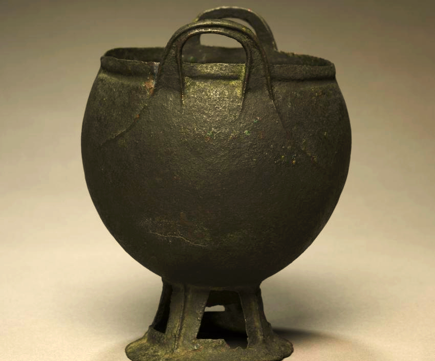 汉朝青铜釜,现藏于美国克利夫兰博物馆,其正面展现了那个时代的独特