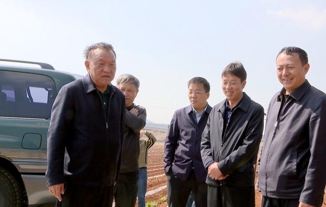 左荣贵带领调研组到宣威调研春耕生产工作