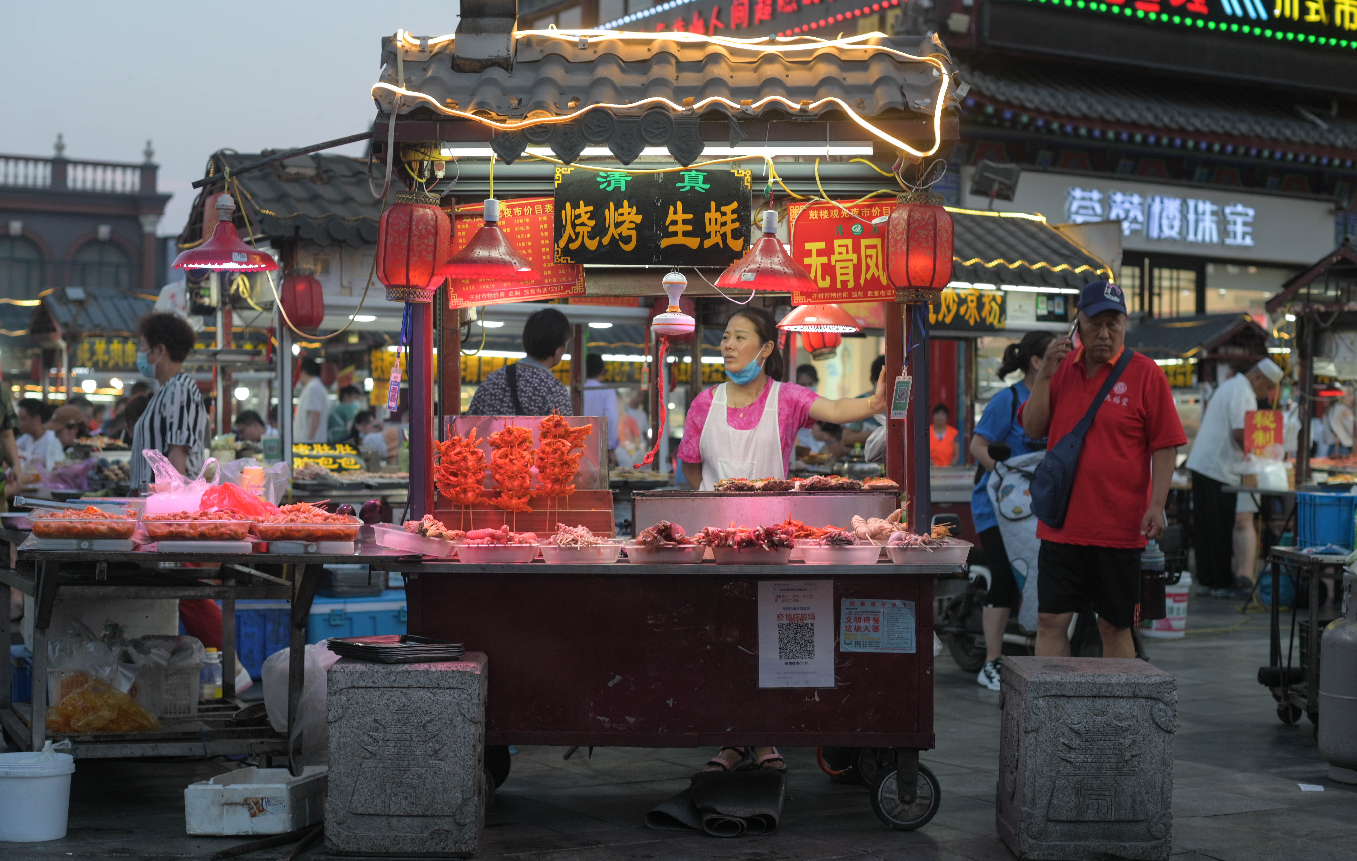 开封鼓楼夜市:中国的鼻祖夜市 几百种火爆小吃